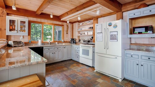 Chardonnay Chalet: Dreamy Adirondack Style Chalet in Wine Country!