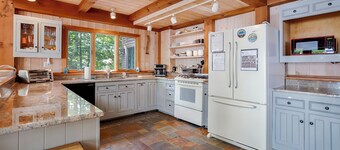 Chardonnay Chalet: Dreamy Adirondack Style Chalet in Wine Country!