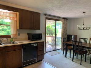 Fridge, microwave, oven, stovetop - Peaceful Puzzletown, come enjoy the quiet at the foot of the mountains. (Duncansville)