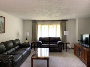 TV - Peaceful Puzzletown, come enjoy the quiet at the foot of the mountains. (Duncansville)