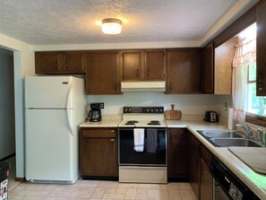 Fridge, microwave, oven, stovetop - Peaceful Puzzletown, come enjoy the quiet at the foot of the mountains. (Duncansville)