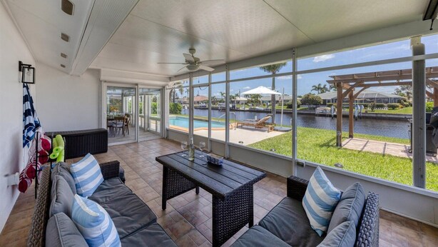 Um pátio amplo com vista para uma piscina e um canal.
