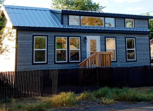 5 minutes to Lake Almanor! Cozy cabin -Brand new construction! 