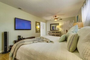 4 bedrooms, iron/ironing board, travel crib, free WiFi - 50 ft from the SAND 30 seconds (Del Mar)