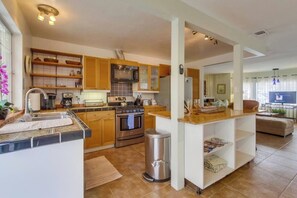 Fridge, microwave, oven, stovetop - 50 ft from the SAND 30 seconds (Del Mar)