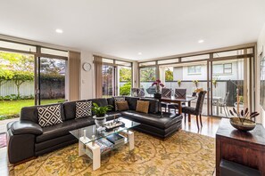 Una televisión, una impresora