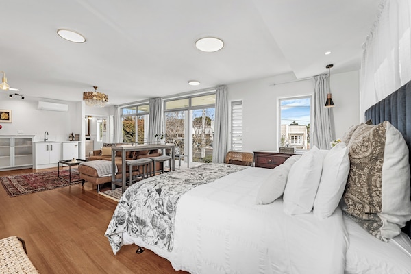 Executive Suite | Premium bedding, pillowtop beds, individually decorated