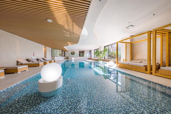 Hồ bơi trong nhà