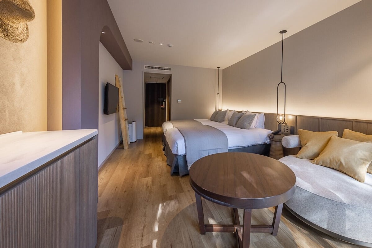 Edredons de pluma, cofres nos quartos, cortinas blackout