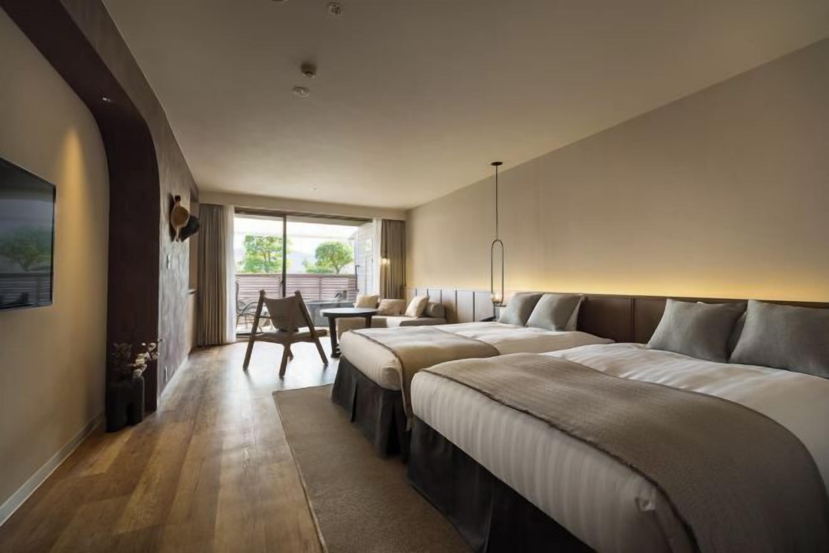 Down comforters, in-room safe, blackout drapes, free WiFi