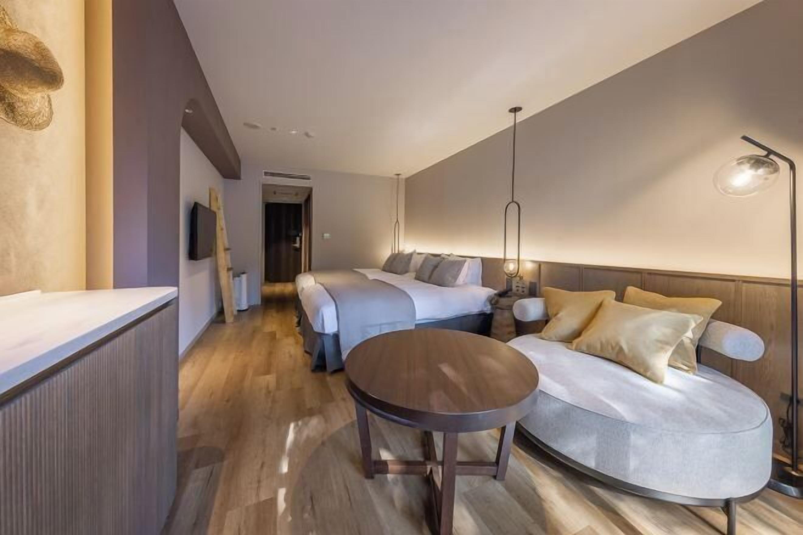 Down comforters, in-room safe, blackout drapes, free WiFi
