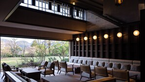 Een modern interieur met een ruime zithoek, een balkon en uitzicht op de omgeving.