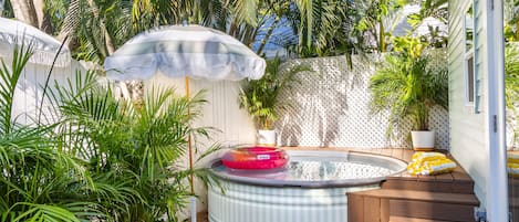 Bañera de hidromasaje al aire libre