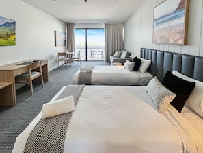 Superior King or Twin Room | Aire de séjour | Téléviseur à écran plat
