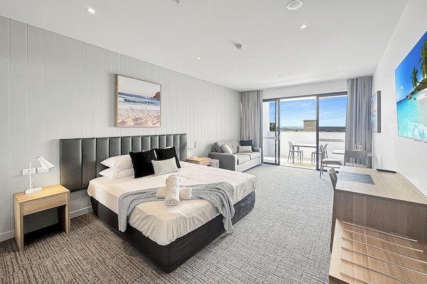 Escritorio, sistema de insonorización, wifi gratis y ropa de cama