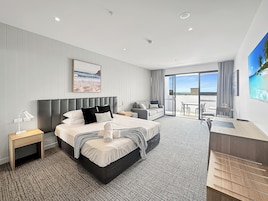 Desk, soundproofing, free WiFi, bed sheets