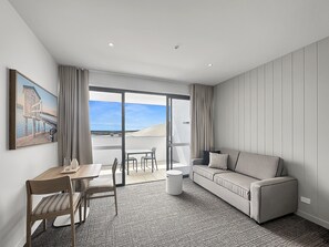 Superior kamer, 1 twee- of 2 eenpersoonsbedden | Woonruimte | Flatscreentelevisie