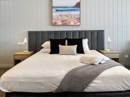 Superior King or Twin Room | Desk, soundproofing, WiFi (free), bed sheets