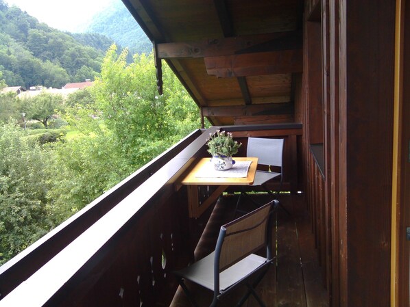 Outdoor dining - Fewo Nr. 3 Schwalbe 1 bis 3 Personen, 58 qm, Wohnküche, 1-2 Schlafzimmer, Du/wc-bad/wc Balkon, Wlan, 2. Stock (Marquartstein)