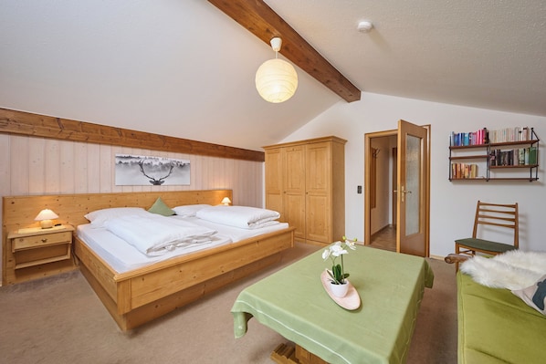 2 bedrooms, internet, bed sheets
