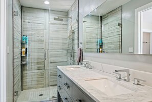 Dusche, Haartrockner, Bidet, Handtücher