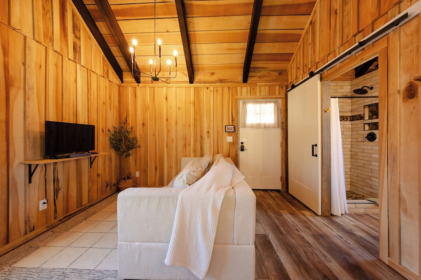 Family-friendly Creekside Cabin, Space To Roam + Play - Smithville, TN