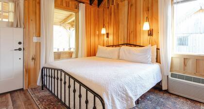 Romantic Creekside Tiny Cabin Escape 15min to waterfalls 10min to CenterHillLake