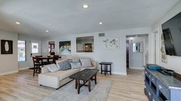 Smart-tv, een open haard en een kantoor