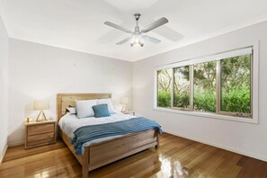 4 bedrooms, desk, iron/ironing board, WiFi - Sea-Shell on Taroona | Family Getaway by the Sea (Aireys Inlet)