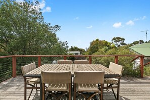 Outdoor dining - Sea-Shell on Taroona | Family Getaway by the Sea (Aireys Inlet)