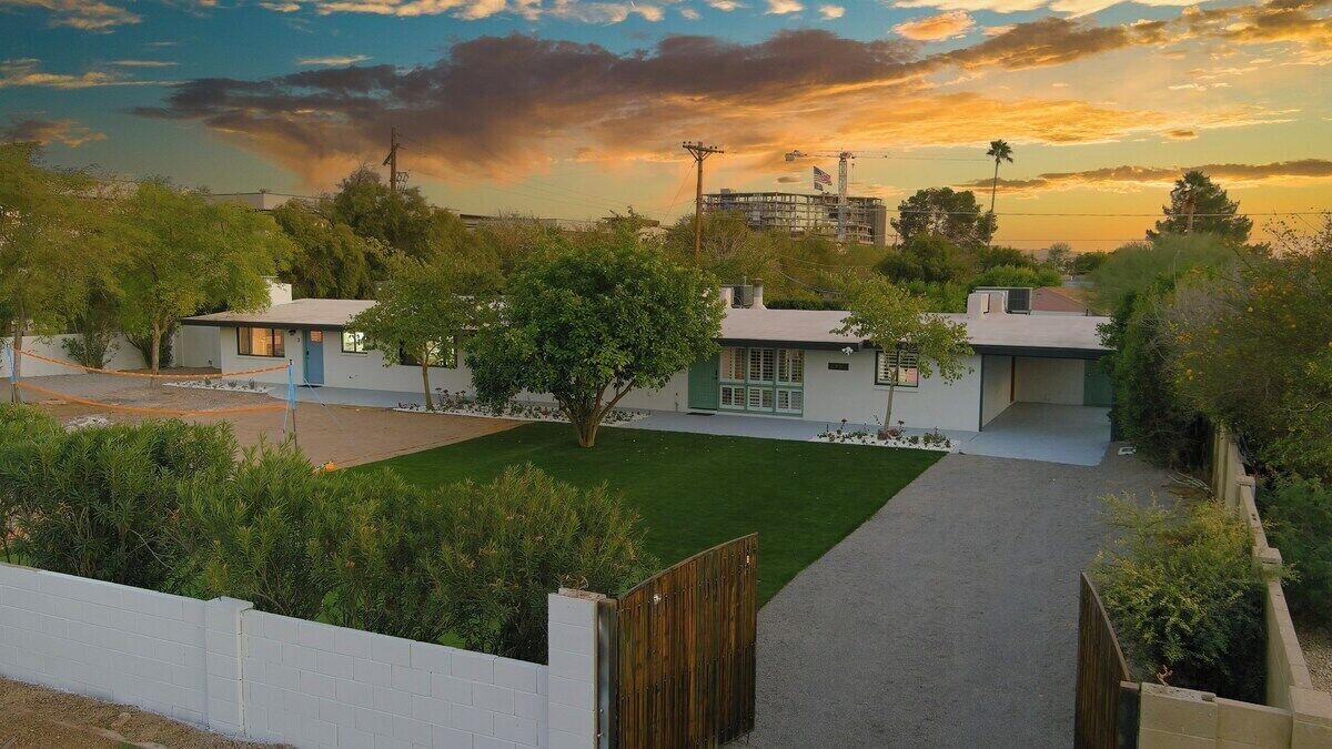 This house is a 6 bedroom(s), 4 bathrooms, located in Scottsdale, AZ.