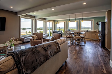 Casa panorámica | Zona de estar | Una televisión de pantalla plana. Big River Escape Grandview Manse