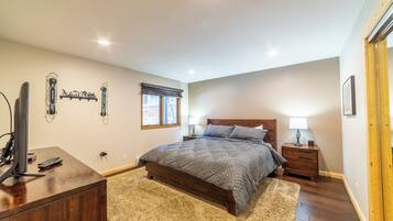 3 bedrooms, iron/ironing board, free WiFi, bed sheets