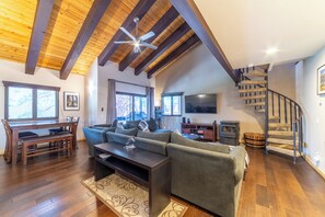 Smart TV, lareira, DVD player, videoteca