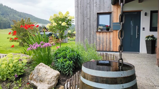 A rustic wooden building with a wooden door and a window. - Studio apartment for 2 persons with terrace, 34 m² (Inzell)