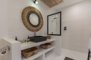 Dusche, Haartrockner, Handtücher, Seife