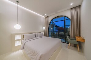 2 عدّة غرف ن وم وخزنة داخل الغرفة ومكتب ومكواة/لوح كي