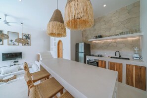 ثلاجة، فرن، موقد طهي مسطح، غلّاية كهربائية