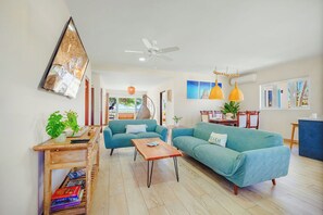 Living area - Secluded Beachfront Gem ~ Pool ~ Patio ~ View ~BBQ (Savaneta)