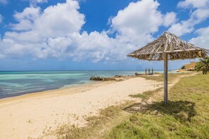 On the beach - Secluded Beachfront Gem ~ Pool ~ Patio ~ View ~BBQ (Savaneta)