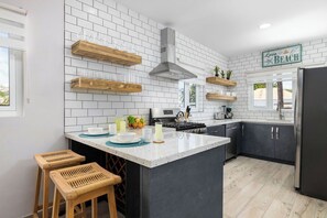 Private kitchen - Secluded Beachfront Gem ~ Pool ~ Patio ~ View ~BBQ (Savaneta)
