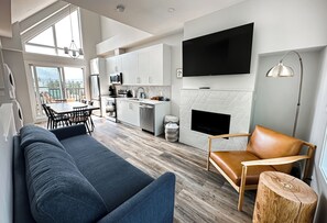 Smart TV, fireplace - Beautiful Mountain View Townhouse | 10 Min Walk to Downtown with/Hot Tub & Pool (Canmore)