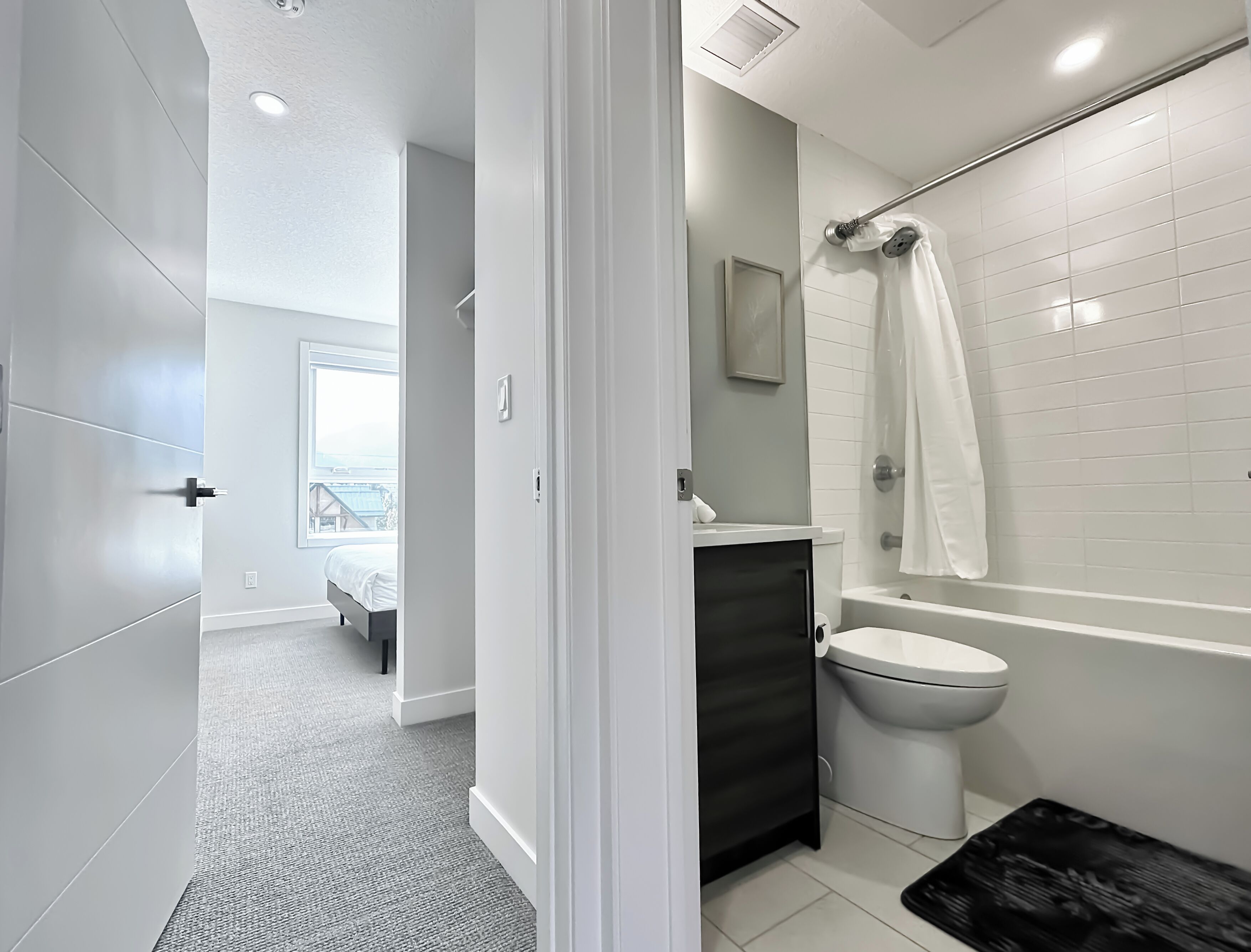 Une salle de bain moderne équipée d’une douche, de toilettes et d’un lavabo.