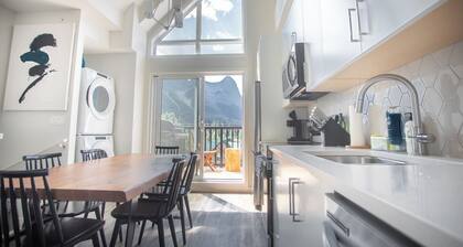 Beautiful Mountain View Townhouse | 10 Min Walk to Downtown with/Hot Tub & Pool