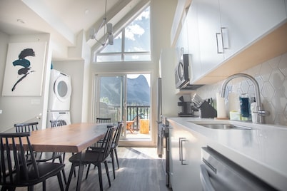 Beautiful Mountain View Townhouse | 10 Min Walk to Downtown with/Hot Tub & Pool