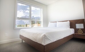 2 bedrooms, iron/ironing board, free WiFi, bed sheets - Beautiful Mountain View Townhouse | 10 Min Walk to Downtown with/Hot Tub & Pool (Canmore)