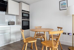 Dining - Divine Aldgate 1BR w/ Gym & Cinema, nr Liverpool St, by Blueground (London)