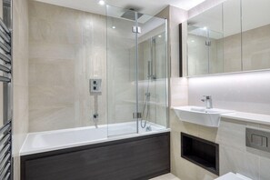 Hair dryer, towels - Divine Aldgate 1BR w/ Gym & Cinema, nr Liverpool St, by Blueground (London)