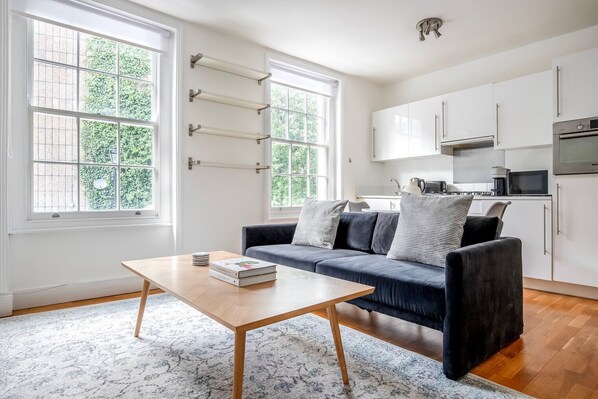 TV, stereo - Dreamy Clerkenwell 1BR, nr Tube Stations & Moorgate, by Blueground (London)