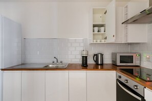 Kylskåp, mikrovågsugn, ugn och spishäll